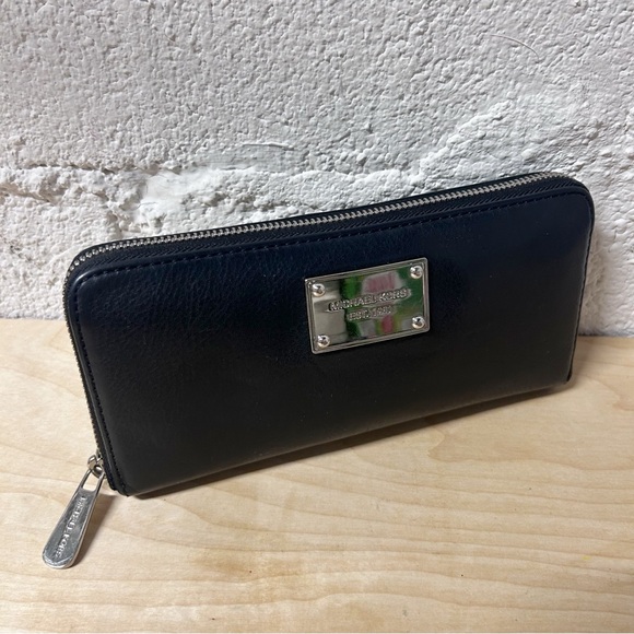 Michael Kors Handbags - Michael Kors JET SET Zip Around Continental Black Wallet Pebbled Leather EUC